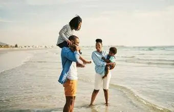 aile birlikte plajda