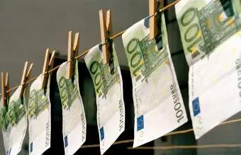 Geld wat aan 'n wasgoeddraad hang