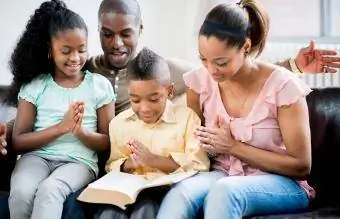 Aile birlikte İncil okuyor
