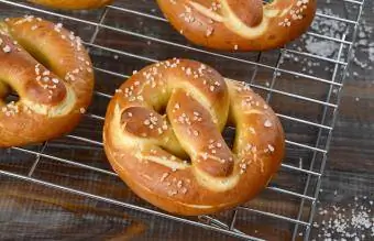 ev yapımı yumuşak pretzel