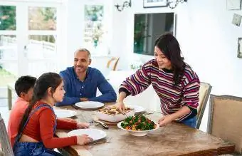 Mutter serviert Essen für Familie