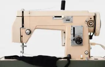Béžový vintage šijací stroj