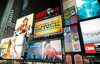 Billboardy divadla na Broadwayi