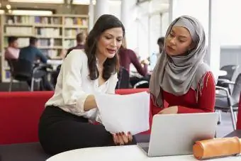 Die Richtlinie wird einer Studentin gezeigt