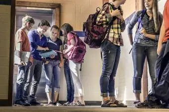 Tinejdžeri čekaju u hodniku srednje škole