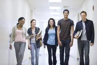 Srednjoškolci hodaju školskim hodnikom