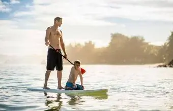 Stand Up Paddle Boarding vader en zoon