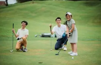 golf oynayan aile