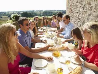 Családi étkezés a szabadban Franciaországban