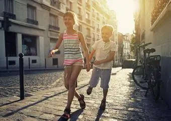 Gyerekek rohangálnak egy francia utcán