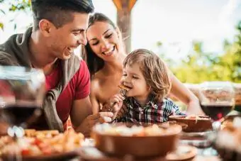 Família jovem desfrutando de refeição