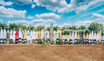 Retro Versiyon eski sörf tahtaları Hawaii'deki Hippi Kasabasında dizildi