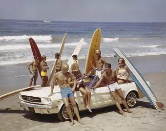 Sahilde sörf tahtaları olan arkadaşların retro sanat sahnesi