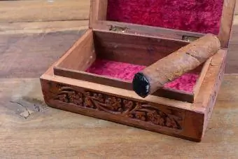 Closeup ng isang antigong cigar box