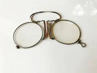 Senovinių akinių stambiu planu