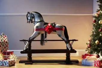 Лошадь-качалка с большим бантом и рождественским подарком
