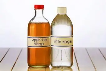 Vinaigre blanc et vinaigre de cidre de pomme sur table