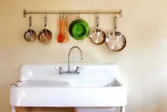 Antikni kuhinjski sudoper na farmi s visećim posudama