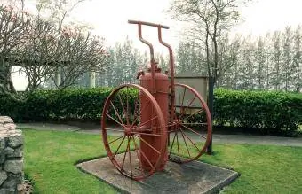Antikk brannslukningsapparat på hjul