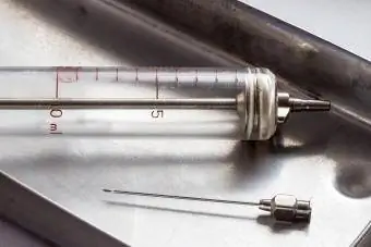 Vintage sklenená striekačka na lekárskom podnose