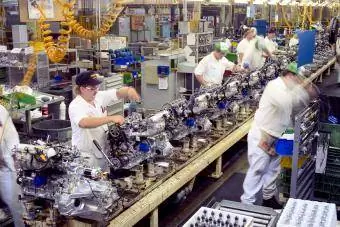 Fabriksarbejdere bygger motorer på samlebånd