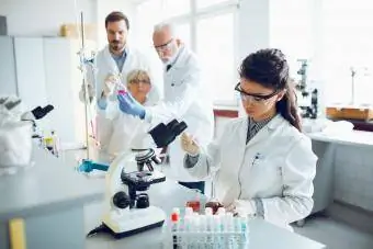 Grupo de cientistas em laboratório