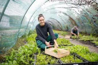 Vroulike tuinier werk in tuinsentrum