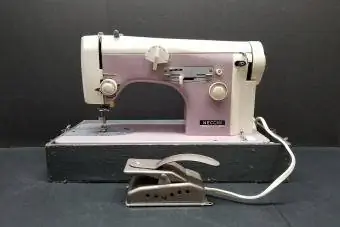 Vintage šijací stroj Necchi Type 523 Veľmi vzácna fialová farba