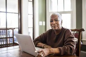 Mujer mayor haciendo trabajo con computadora