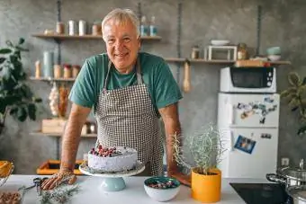 uomo anziano che cucina