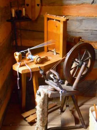 Vintage Loom ja Spinning Wheel