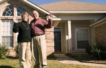 Älteres Paar in seinem neuen Zuhause und seiner neuen Gemeinschaft