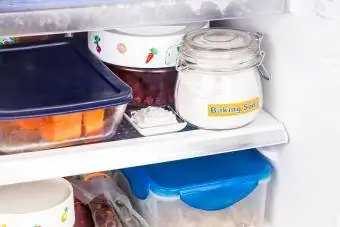 Soda kue dimasukkan ke dalam lemari es untuk menghilangkan bau tak sedap