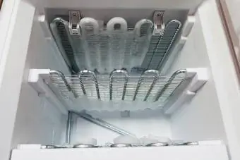 Freezer terbuka kosong dengan sisa tampilan dasar es