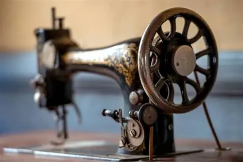Kuidas poleerida vintage Singeri õmblusmasinat viie sammuga