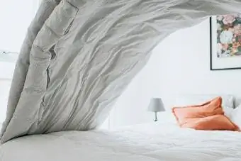 Bädda sängen med rena täcken