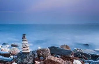 Pirámide de piedras en la playa.