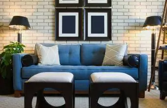 Detail obývačkového gauča s podnožkami