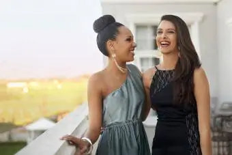 Duas melhores amigas posando do lado de fora para fotos do baile de formatura