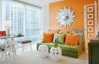 Oranžiniai ir žali akcentai gyvenamajame kambaryje