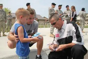 Kansas National Guard static qhia cov neeg caij tsheb thiab tsheb