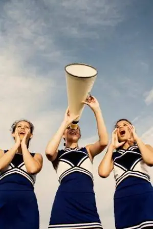 Une pom-pom girl rallie la foule.