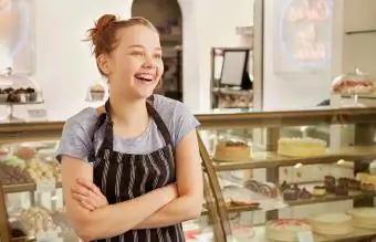 Подросток работает в пекарне