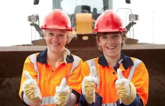 Adolescents en pràctiques de construcció de carreteres