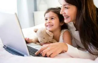 Мать и дочь вместе используют ноутбук