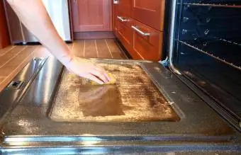 Vuile vettige oven schoonmaken