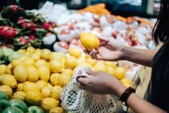 Žena nakupuje čerstvé citróny