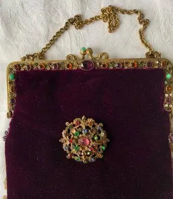 Vintage baršunasta torba za vino s ručkom ukrašenom draguljima