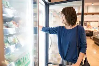 Mlada žena kupuje smrznutu hranu