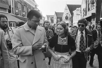 Muhammad Ali semnând autografe pentru fetele Volendam